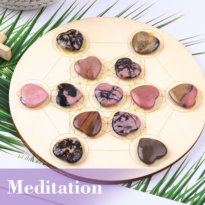 Çakra dengesini sağlamak için camlı Rhodonite kalp şeklinde kristaller