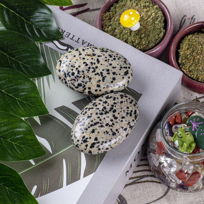 Doğal cilalı Dalmatian Jasper Palmiye Taşı Oval Şekilli Dalmatian Kristal Enerji Taşı Bina Dekorasyonu