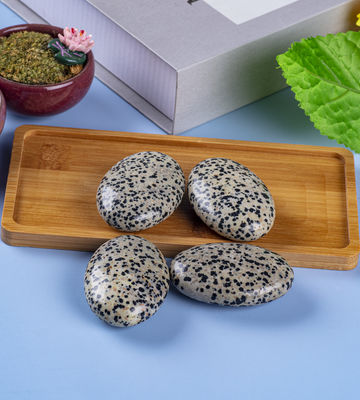 Doğal cilalı Dalmatian Jasper Palmiye Taşı Oval Şekilli Dalmatian Kristal Enerji Taşı Bina Dekorasyonu