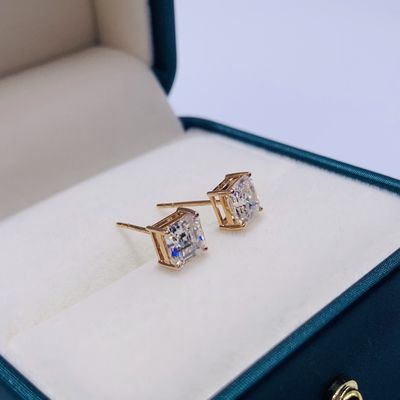 Doğum günü hediyesi için kübik 18K altın Moissanite elmas küpeler