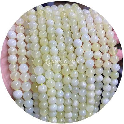 Doğal taşları karıştırın. Kırmızı aventurine yeşil yeşim.
