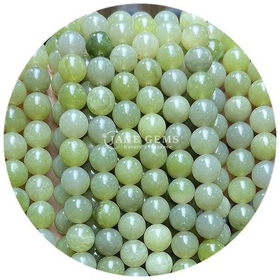 Doğal taşları karıştırın. Kırmızı aventurine yeşil yeşim.