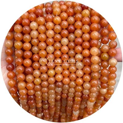Doğal taşları karıştırın. Kırmızı aventurine yeşil yeşim.
