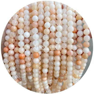 Doğal taşları karıştırın. Kırmızı aventurine yeşil yeşim.