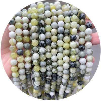 Doğal taşları karıştırın. Kırmızı aventurine yeşil yeşim.