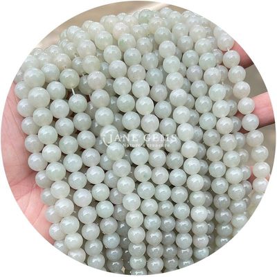 Doğal taşları karıştırın. Kırmızı aventurine yeşil yeşim.